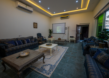 شاليه بمسطح اخضر ومسبح 