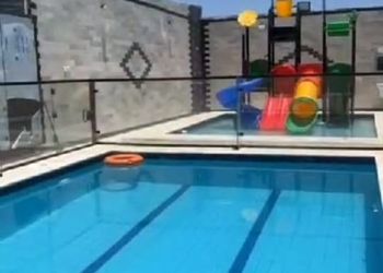 شاليه بألعاب مائية و مسبح خارجي