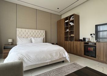 استديو بأثاث مريح وبسيط 
