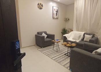 شقة بصالة انيقة وغرفة نوم