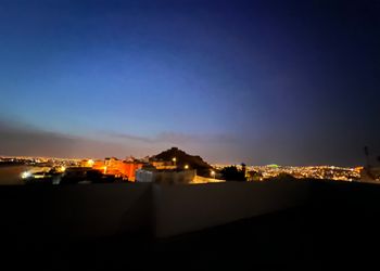 شقة بصالة انيقة وثلاث غرف نوم 