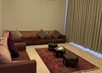 شاليه بمسطح اخضر ومسبح خارجي