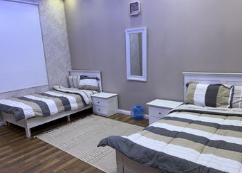 شاليه بجلسة تطل على مسبح خارجي 
