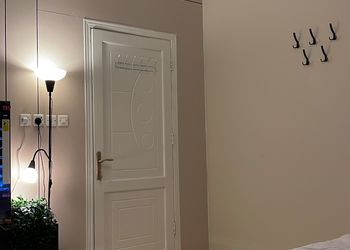 استديو بأثاث مريح وبسيط 