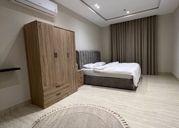 شقة بثلاث غرف نوم وصالة جلوس