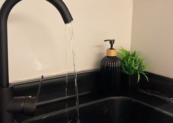 استديو بسرير ماستر وجلسة جانبية