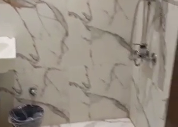 شاليه بمسطح اخضر وجلسة خارجية 