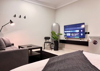 استديو بتصميم انيق ودخول ذاتي