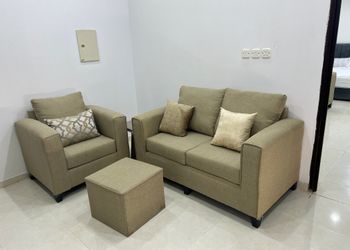 استراحة تحتوي على غرفتي نوم وجلسة جانبية مريحة.