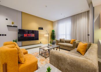 شقة غرفتين نوم و سينما وبلكونه
