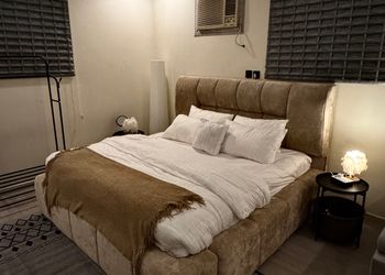استديو بسرير ماستر وجلسه جانبيه