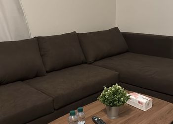 استديو بسرير ماستر وجلسة مريحة 