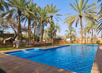 مزرعة بألعاب أطفال ومسبح