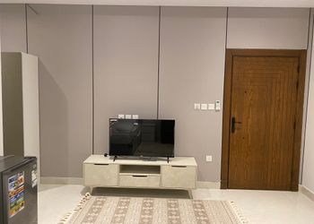 استديو بأثاث مريح وبسيط 