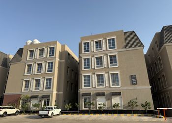 شقة بصالة وثلاث غرف نوم 