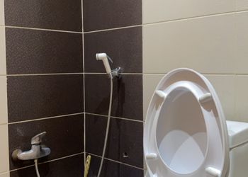 شاليه بمسطح اخضر ومسبح 