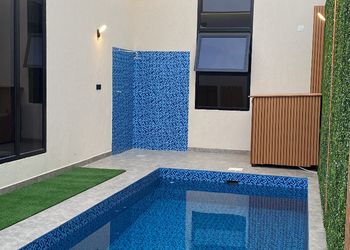 شالية بمجلس وفناء خارجي 
