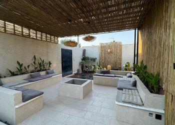 شاليه بجلسة مريحة مطلة على مسبح