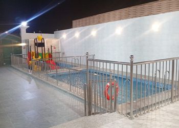 استراحة بمسطح اخضر وجلسة خارجية