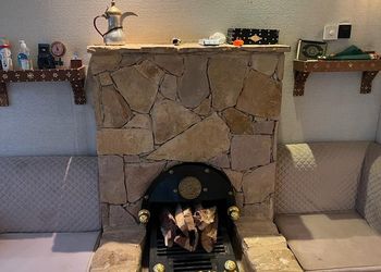 استراحة بجلسة وملعب كورة طائرة 