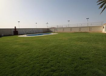 شالية بمسطحات خضراء ومسبح خارجي