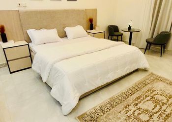 استديو بسرير ماستر وأثاث مريح 
