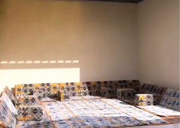 شاليه بجلسة خارجية على المسبح 