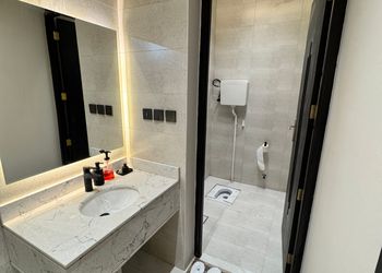 شاليه بمسطح اخضر ومسبح 