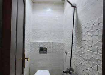 غرفة بسرير ماستر
