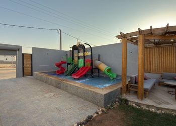 شاليه بمسبح العاب مائية و مسطح اخضر