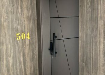 شقة بصالة أنيقة وتصميم هادئ 