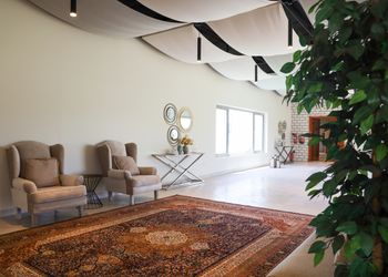 استراحة بمسطح اخضر وجلسه خارجيه