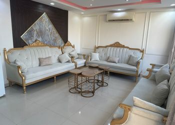 شاليه بجلسة تطل على مسبح خارجي 