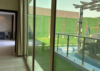 شاليه بجلسة خارجية ومسطح اخضر