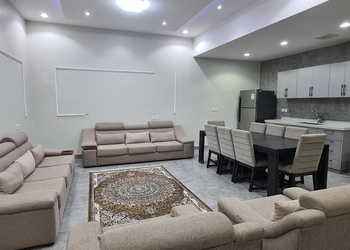 استراحة بمسطح اخضر وجلسه خارجيه
