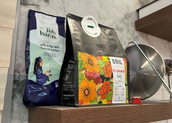 غرفة بسرير ماستر