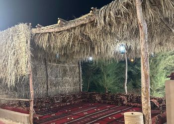مزرعة بمسطح اخضر وجلسة خارجية 