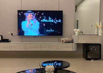 استديو انيق بسرير ماستر وجلسة جانبية 
