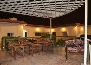 شاليه بمسطح اخضر وجلسات خارجيه