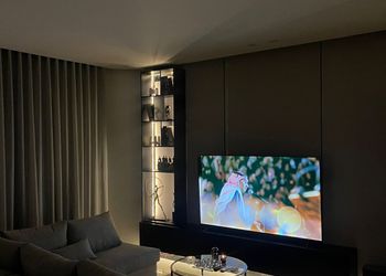 استديو بأثاث مريح وبسيط 