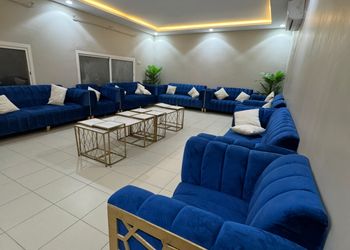 استراحة بجلسات خارجية ومسبح 