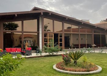 شاليه فاخر بجلسة خارجية ومسبح
