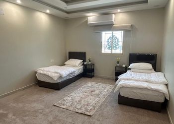استراحة بخيمة وجلسات بإطلالات