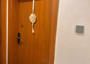استديو بسرير ماستر وأثاث مريح 