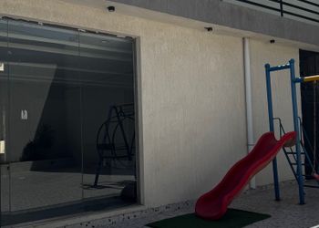 شاليه بمجلس مطل على مسبح داخلي