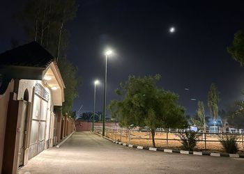 استراحة بجلسة مطلة على مسبح 