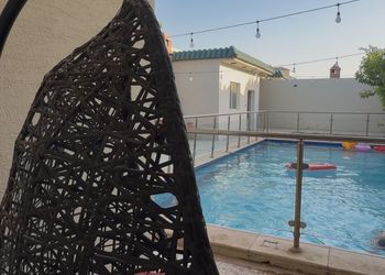 شاليه بجلسة خارجية ومسبح 
