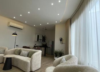 شاليه مودرن بجلسة خارجية ومسبح