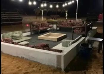 مخيم ببيت شعر وألعاب أطفال 