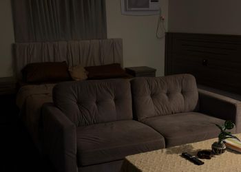 استديو بأثاث مريح وبسيط 